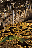 Randsteine, Stalaktiten und ein Wasserbecken am Castrovalva-See in der Lechuguilla-Höhle; Carlsbad Caverns National Park, New Mexico.