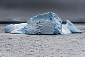 Eisberg in der Region der Süd-Shetland-Inseln der Antarktis vor der Antarktischen Halbinsel; Antarktis
