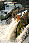 Kajakfahrer fährt über einen großen Wasserfall; Great Falls, Potomac River, Maryland.
