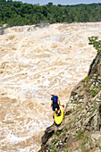 Kajakfahrer erkundet große Wildwasser-Stromschnellen auf dem Potomac River; Great Falls, Potomac River, Virginia/Maryland.