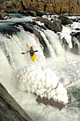 Kajakfahrer über gefrorene Wasserfälle im Winter; Great Falls, Virginia.