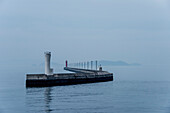 Wellenbrecher und Leuchtturm im Hafen von Naoshima, einer Inselstadt in Japans Seto-Binnenmeer; Shikoku, Japan