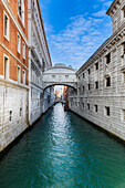 Legendäre Seufzerbrücke über den Rio di Palazzo, zwischen Dogenpalast und Gefängnissen in Venetien; Venedig Italien