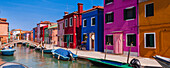 Bunte Häuser entlang des Ufers auf der Insel Burano in Venetien; Venedig, Italien