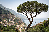 Panoramablick auf den Badeort Positano von einem Aussichtspunkt am Berghang entlang der Amalfiküste; Positano, Salerno, Italien