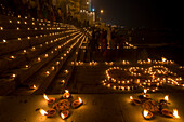 Menschen versammeln sich an den Ghats in Varanasi für Dev Deepawali mit Kerzen in der Nacht zur Feier des Festes von Kartik Poornima; Varanasi, Indien