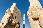 Nahaufnahme von Steinskulpturen in den Ruinen von Persepolis, Ruinen des Tores der Völker; Persepolis, Iran