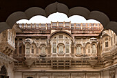 Detailliertes Mauerwerk des Innenhofs des Mehrangarh Forts; Jodhpur, Rajasthan, Indien
