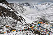 Drolma-La Pass und die schneebedeckte Berglandschaft am Mount Kailash mit Gebetsfahnen; Kreis Burang, Präfektur Ngari, Autonome Region Tibet, Tibet