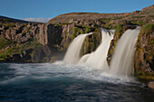Blick auf einen der sieben Wasserfälle der Dynjandi-Wasserfälle, die die Klippen des Arnarfj?r in der Region der Westfjorde von Island hinunterstürzen; Arnarfjordur, Westfjorde, Island