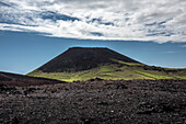 Der Vulkan Eldfell auf der Insel Heimaey, die zu den Westmännerinseln gehört, einem Archipel von etwa 15 Inseln an der Südküste Islands, entstand vor etwa 11.000 Jahren. Der Vulkan explodierte am 23. Januar 1973, als die gesamte Insel evakuiert wurde, mit Ausnahme von 300 Menschen, die zurückblieben, um den Lavastrom mit Wasserschläuchen zu bekämpfen; Insel Heimaey, Island