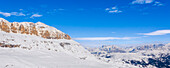 Blick auf die schneebedeckten Gipfel und den blauen Himmel der Sellagruppe im Val di Fasso in der Nähe des Skigebiets von Canazei im Bezirk Trient; Trentino-Südtirol, Dolomiten, Italien