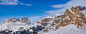 Überblick über die schneebedeckten Berggipfel der Sellagruppe im Fasso-Tal in der Nähe des Skigebiets von Canazei im Bezirk Trient; Trentino-Südtirol, Dolomiten, Italien