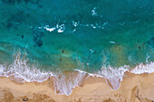 Blick von oben auf Strandbesucher am Meer mit Sand und türkisfarbenem Wasser des Makapuu Beach; Makapuu, Oahu, Hawaii, Vereinigte Staaten von Amerika