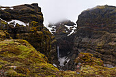 Ein Paradies für Wanderer, Mulagljufur Canyon mit Blick auf einen abgelegenen Wasserfall vor den felsigen Klippen; Vik, Südisland, Island