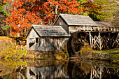 Mabry Mühle und Teich im Herbst; Mabry Mühle, Meadows of Dan, Virginia.
