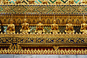 Krut-Statuen schmücken die Bibliothek des Tempels des Smaragdbuddhas; Phra Mondop Bibliothek, Großer Palast, Bangkok, Thailand.