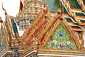 Detail des verschnörkelten Daches der Phra Thinang Dusit Maha Prasit Thronhalle; Der Große Palast, Bangkok, Thailand.