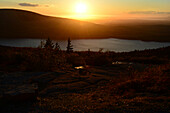 Blick auf den Eagle Lake vom Cadillac Mountain bei Sonnenuntergang; Cadillac Mountain, Acadia National Park, Mount Desert Island, Maine.