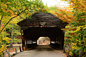 Herbstlicher Blick auf die 1858 erbaute überdachte Brücke von Albany, New Hampshire; Albany Covered Bridge, White Mountain National Forest, New Hampshire