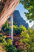 Malerischer Wasserfall und Berge im Zion National Park, Utah, USA; Utah, Vereinigte Staaten von Amerika
