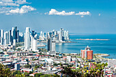 Blick auf die Skyline und die Küstenlinie von Panama City; Panama City, Panama