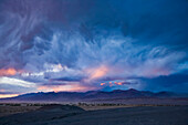 Dramatische Wolken über dem Death Valley National Park, Kalifornien, USA; Kalifornien, Vereinigte Staaten von Amerika