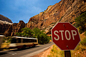 Propanbetriebener Shuttlebus passiert ein Stoppschild im Zion National Park; Utah, Vereinigte Staaten von Amerika