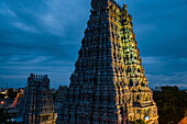 Verschnörkelter Meenakshi-Tempel in der Abenddämmerung; Madurai, Tamil Nadu, Indien