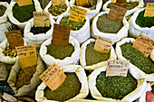 Säcke mit Kräutern auf einem lokalen Markt in Frankreich; Collioure, Pyrenees Orientales, Frankreich