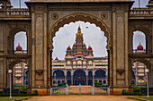 Tor zum Mysore Palace, jetzt ein Hotel; Mysore, Rajasthan, Indien