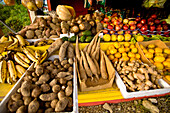 Karibische Früchte und Gemüse zum Verkauf an einem Stand in Tobago; Tobago, Republik Trinidad und Tobago
