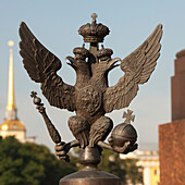 Eine symbolische Skulptur am Winterpalast; St. Petersburg Russland