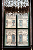 Blick auf ein Gebäude aus dem Fenster des Winterpalastes; St. Petersburg Russland