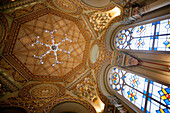 Verschnörkelte Kuppeldecke und Buntglasfenster in der Großen Chorsynagoge; St. Petersburg Russland
