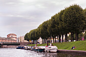 Im Fluss vertäute Boote; St. Petersburg Russland