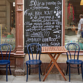 Schild auf einer Kreidetafel vor einem Cafe; Stockholm Schweden