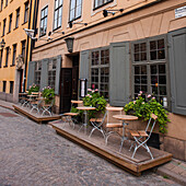 Kleine Tische und Stühle auf einer Terrasse vor einem Restaurant; Stockholm Schweden