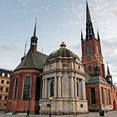 Fußgänger gehen auf der Straße neben einer Kirche; Stockholm Schweden
