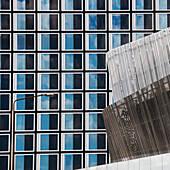 Ein Gebäude mit Fenstern und einer einzigartigen silbernen Metallstruktur; Stockholm Schweden