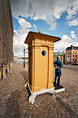 Eine Wache vor dem Stockholmer Schloss; Stockholm Schweden