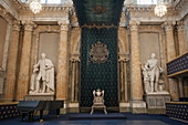 Thronflügel und Skulpturen in einem Raum des Stockholmer Schlosses; Stockholm Schweden
