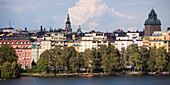 Bäume und Gebäude entlang der Wasserkante; Stockholm Schweden