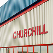 Churchill Schild an der Außenwand des Flughafens; Churchill Manitoba Kanada