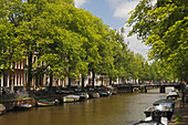 Boote im Singelkanal; Amsterdam Nordholland Niederlande