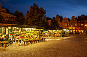 Nächtliche Lichter des Blumenmarktes auf dem Salzplatz; Wroclaw Polen