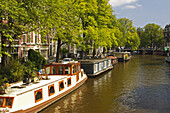 Hausboote auf der Brouwersgracht; Amsterdam Niederlande