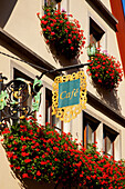 Coffee Shop Schild an der Seite eines Gebäudes mit roten Blumen in Blumenkästen; Rothenburg Ob Der Tauber Bayern Deutschland