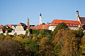 Bäume und Gebäude gegen einen blauen Himmel; Rothenburg Ob Der Tauber Bayern Deutschland