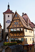 Ein Gebäude und Turm mit einer Uhr; Rothenburg Ob Der Tauber Bayern Deutschland